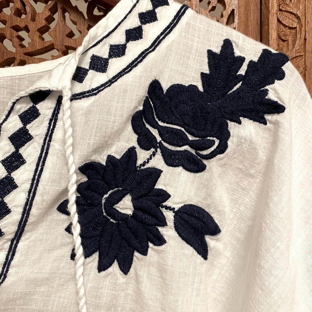 🚺 GAP White Boho Top with Navy Embroidery - Picture 4 of 6